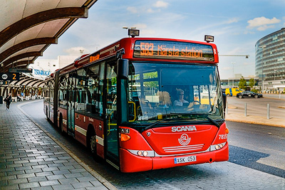 Красный автобус маршрута SL номер 583 [до станции Мешта] у терминала 4