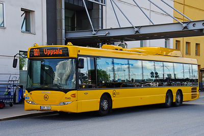 Янтарно-желтый автобус маршрута UL номер 801 [до Уппсалы] у терминала 2