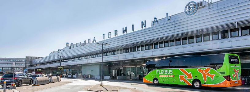 Трансферный автобус FlixBus у терминала 5 аэропорта Arlanda