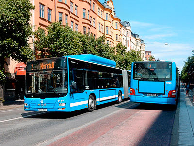 Синие автобусы маршрутов номер 2 и 4 на улице Odengatan
