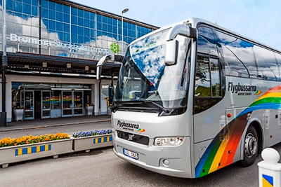 Автобус Flygbussarna напротив входа в пассажирский терминал аэропорта Bromma