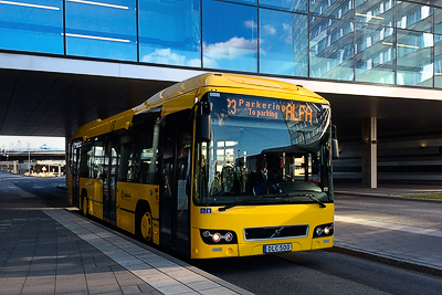 Автобус-шаттл маршрута Parkeringsbuss ALFA у торгово-делового центра Sky City