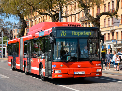 Красный автобус маршрута номер 76 на улице (бульваре) Strandvägen