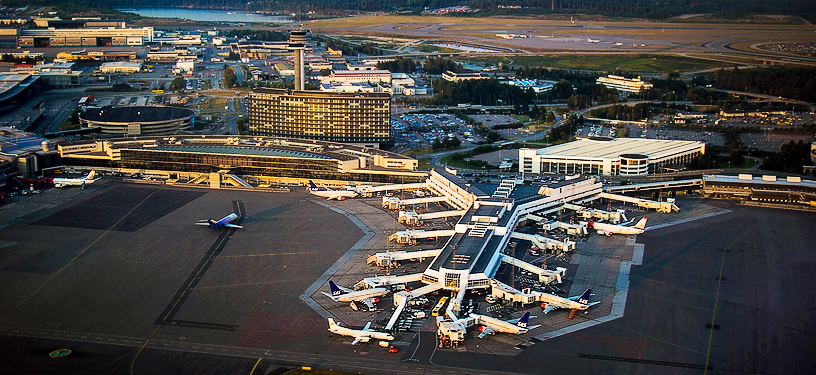Аэрпорот Arlanda: терминал 4 (справа) и торгово-деловой центр Sky City (слева)