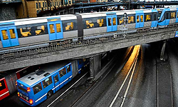 ОТ Стокгольма: развязка Slussen – поезд метро, синий и красный автобусы